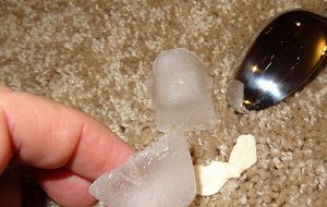 پاک کردن ادامس روی فرش